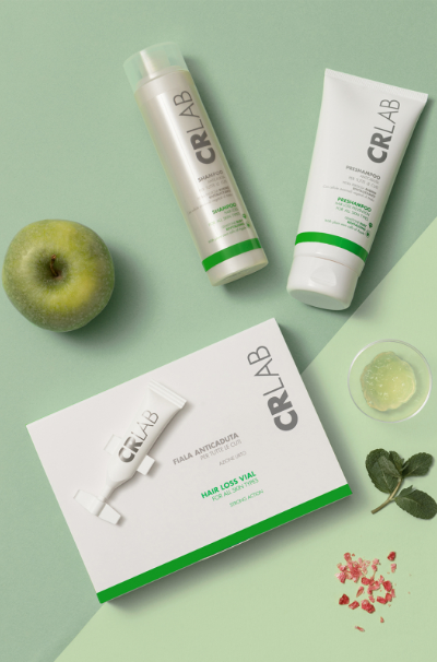 Kit antichute CRLAB chez Capill’Expert posé sur fond vert, soin capillaire professionnel contre la chute de cheveux