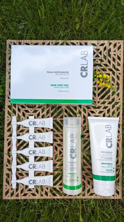 Kit antichute CRLAB présenté sur de l’herbe pour illustrer un accompagnement capillaire naturel – Capillexpert