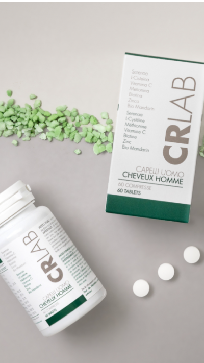 Compléments alimentaires homme CRLAB présentés sur une table pour l’accompagnement capillaire – Capillexpert