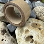 Adhésif marron pour complément capillaire tenue 2 à 4 semaines présenté sur des cailloux – Capillexpert