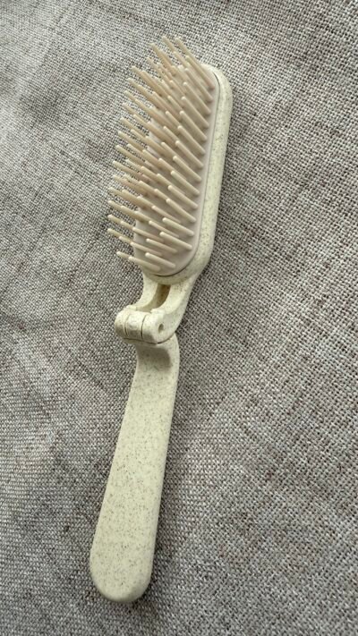 Brosse blanche pliable pour l’entretien des cheveux et des compléments capillaires – Capillexpert
