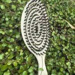 Brosse Capil System vue de profil, accessoire pour l’entretien des compléments capillaires – Capillexpert