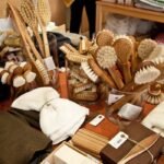 Équipements écoresponsables en bois et bambou avec serviette et brosse capillaire