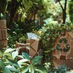 Boîtes de présentation recyclables entourées de plantes, illustration d’un packaging écoresponsable
