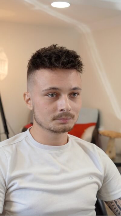 Homme se regardant de face après la pose d’un complément capillaire avec résultat naturel – Capillexpert