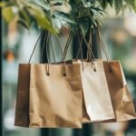 Pochettes et sacs en carton recyclable accrochés à un arbre, illustration écoresponsable