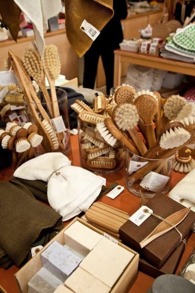 Équipements écoresponsables en bois et bambou avec serviette et brosse capillaire